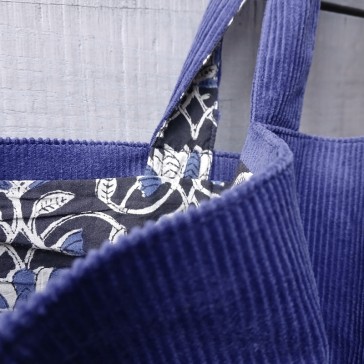 Sac réversible en indienne bleue et noire et velours marine par Maison Pouic