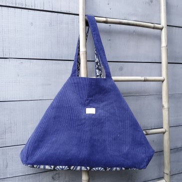 Grand sac cabas réversible en velours marine et indienne bleue et noire par Maison Pouic Grand sac cabas réversible en velours marine et indienne bleue et noire par Maison Pouic
