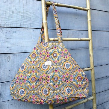 Grand cabas en indienne à fond ocre et fleurs roses et bleues, avec double gaze vert foncé par Maison Pouic