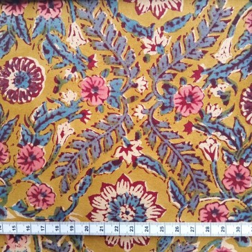 Indienne à fond curry et motifs floraux roses et bleus par Maison Pouic