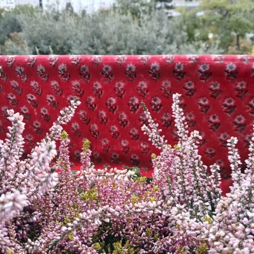 Indienne couleur magenta à fleurs roses et tiges vertes vendue à la coupe par Maison Pouic