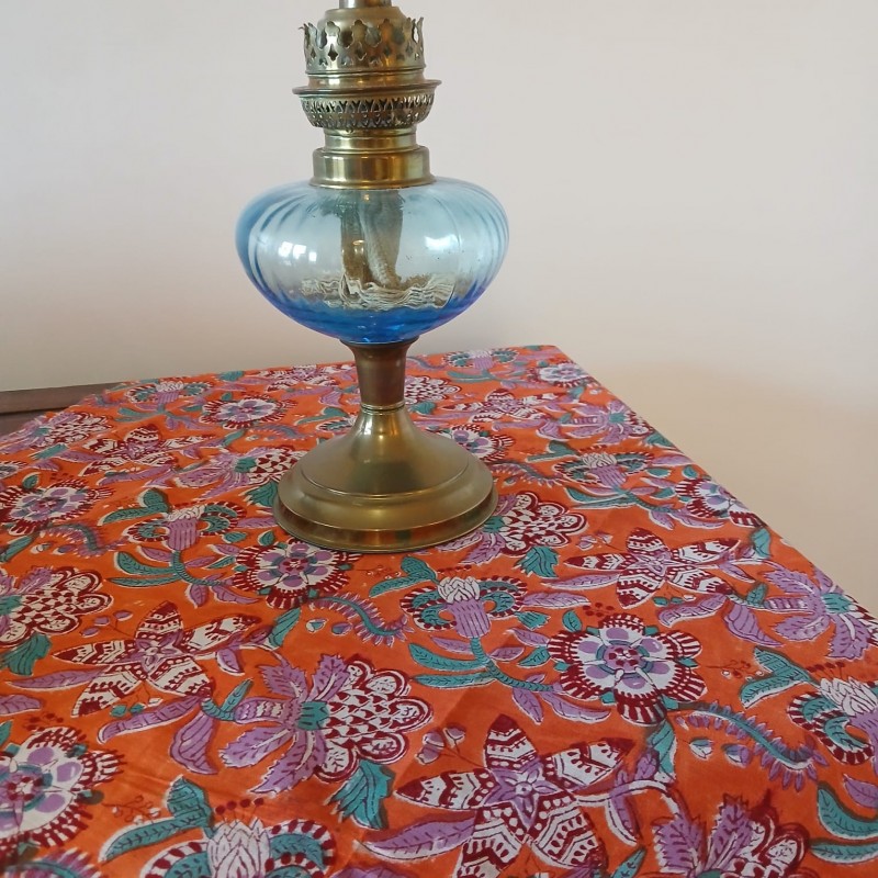 Tissu indien en coton imprimé au block print, fond orange et fleurs mauves vendu à la coupe par Maison Pouic