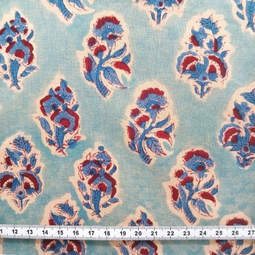 Indienne petites fleurs indigo et grenat fond bleu pâle.