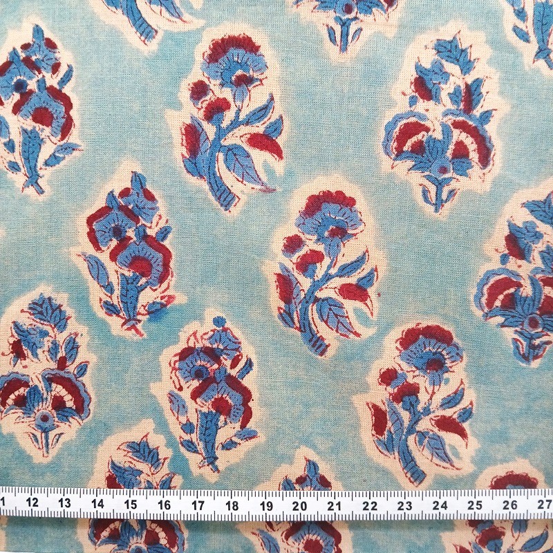 Indienne petites fleurs indigo et grenat fond bleu pâle.