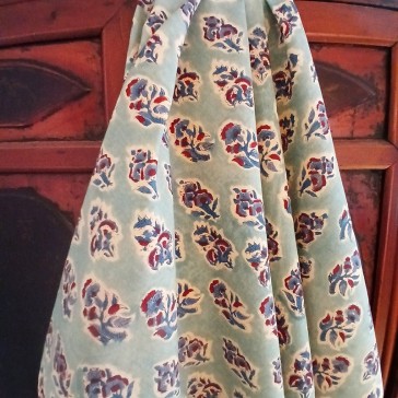 Tissu indien petites fleurs répétitives grenat et indigo surfond bleu ciel.