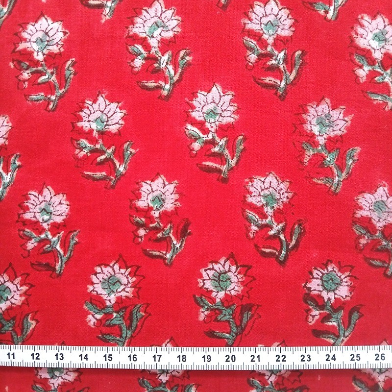 Indienne fond rouge petites fleurs roses.