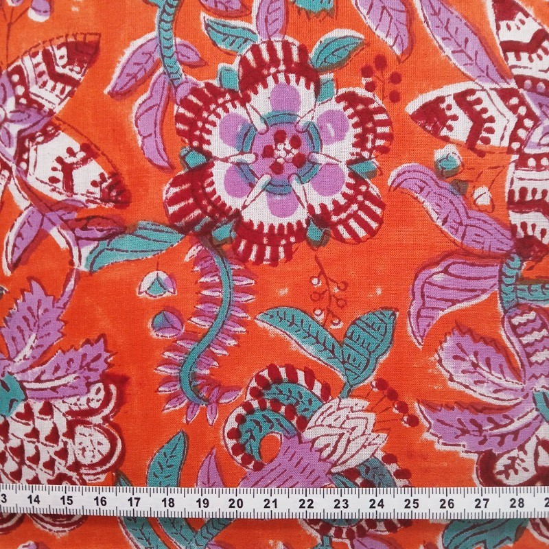 Indienne fond orange fleurs mauves et turquoises.