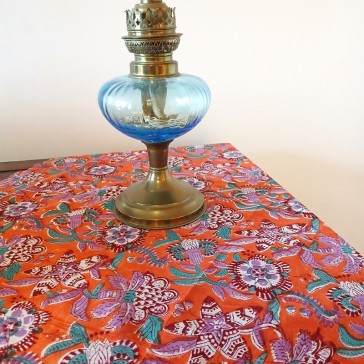 Voile de coton fond orange grosses fleurs mauves et bleu vert.