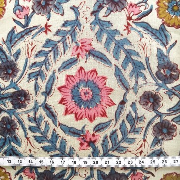 Indienne fond écru entrelacs de fleurs grises roses vertes et havane.