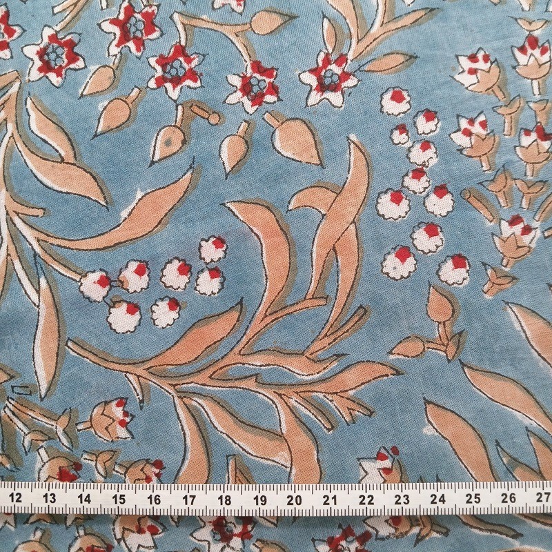 Indienne feuillage beige et bordeaux fond bleu ciel.