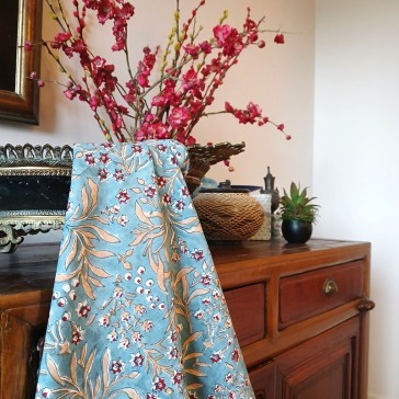 Coton indien fond bleu feuillage beige et petites fleurs bordeaux.