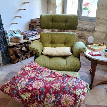 Box de couture pour bout de lit en indienne fleurie sur fond rouge double gaze vert amande.