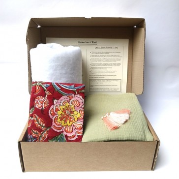 Kit de couture pour plaid en indienne grandes fleurs sur fond rouge et double gaze amande.