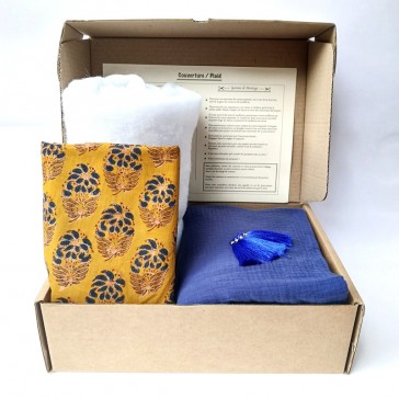 Kit de couture pour plaid en indienne à fond curry et petites fleurs stylisées bleues doublé de  double gaze de coton indigo