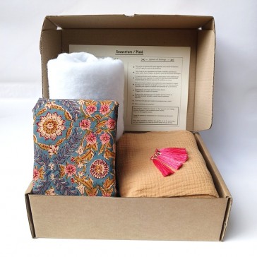 Kit de couture pour réaliser un plaid en indienne fleurie sur fond bleu et gaze de coton camel