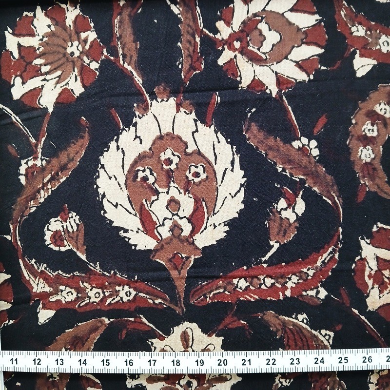Tissu indien BL-321 en voile de coton noir à fleurs beiges et rouille vendu à la coupe par Maison Pouic