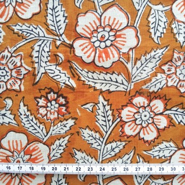 Indienne fond ocre fleurs écrues.