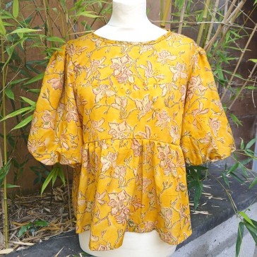 Blouse Chloé de chez Maeli  en coton indien fleuri jaune imprimé à la main.