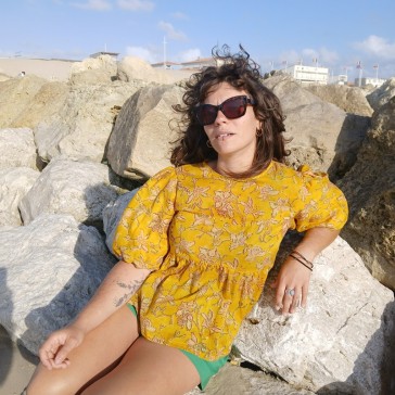 Top Chloé de chez Maéli en indienne fleurie jaune.