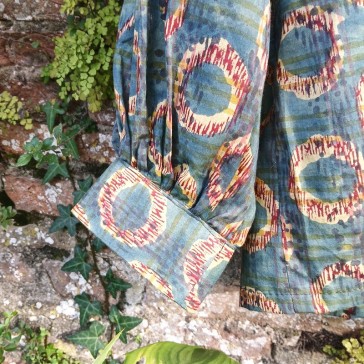 Blouse en indienne verte, modèle Marion d'après le patron de chez Maeli.