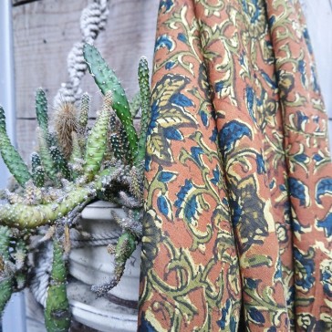 Coton indien fleurs bleues et kaki sur fond marron.