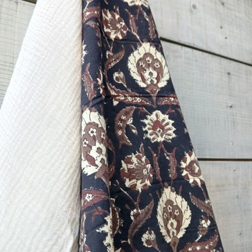 Coton indien BL-321 fond noir fleurs écrues et marron.