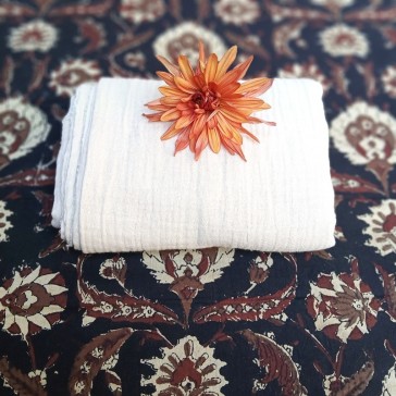 Indienne à fleurs beiges et marron sur fond noir BL-321 et gaze de coton écru.