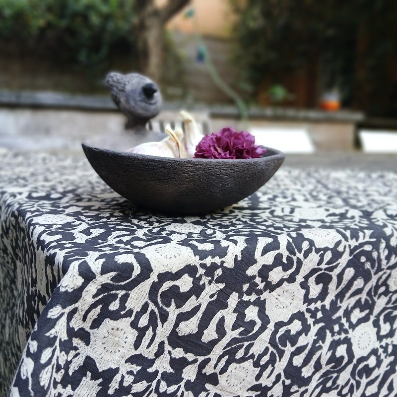 Indienne BL-326 fond marron foncé fleurs beiges.