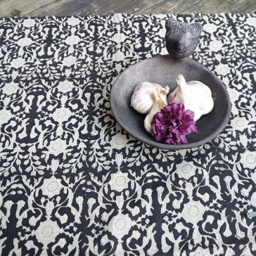 Coton indien BL-326 fond marron foncé et fleurs beiges par Maison Pouic.