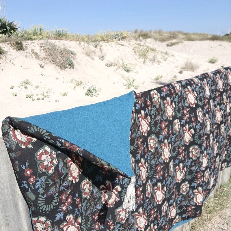 Plaid Maison Pouic en indienne fleurie beige, rouille et vert de gris PLA-19 sur fond noir