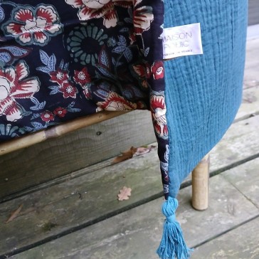 Bout de lit en indienne à fleurs ivoire, rouille et bleues PLA-19 double gaze de coton verte