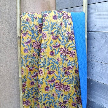 Plaid à fleurs rose et bleues sur fond jaune double gaze de coton bleue