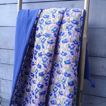 Plaid en coton indien fond rose fleurs bleues et gaze de coton bleu indigo avec une ouatine à l'intérieur.
