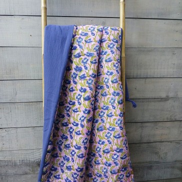 Bout de lit en indienne fleurie bleue sur fond rose.