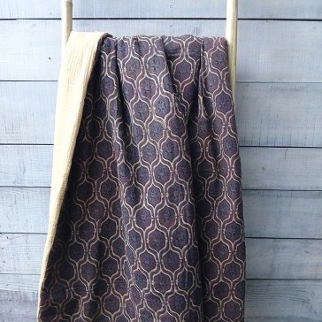 Plaid en coton kadhi marron fleurs grises et arabesques beiges double gaze camel.