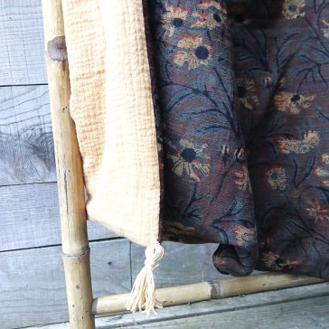 Bout de lit en coton khadi indien marron fleurs beiges et double gaze de coton camel.