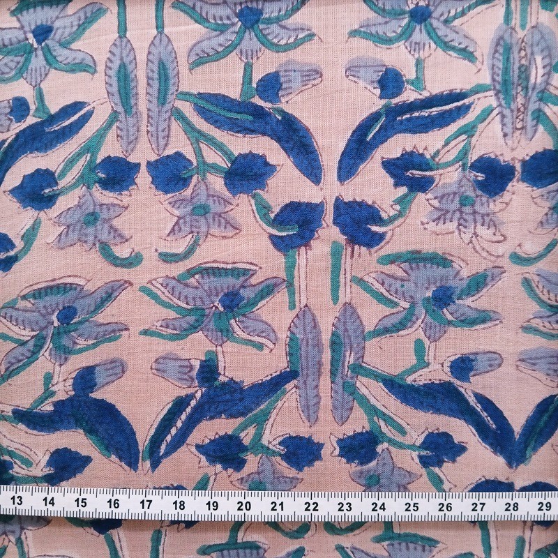 Coton indien rose recouvert de fleurs bleu ciel et marine vendu à la coupe par Maison Pouic