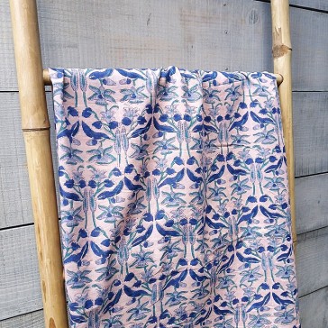 Indienne fleurie bleue sur fond rose vendue à la coupe par Maison Pouic