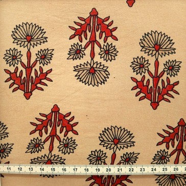 Motif de fleurs traditionnelles stylisées rouille sur fond beige.