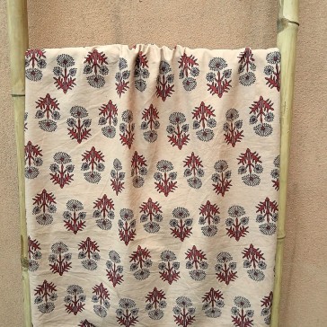 Motif indien traditionnel répété de fleurs rouille sur fond beige.