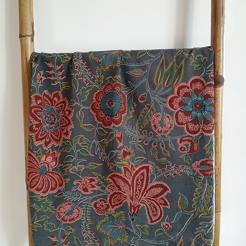 tissu indien grandes fleurs bordeaux et bois de rose feuilles bleues fond gris