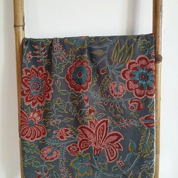 Tissu indien à grandes fleurs bordeaux et bois de rose, et feuilles bleues fond gris