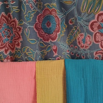 Indienne fond gris grandes fleurs bordeaux et bois de rose et association de gaze de coton.