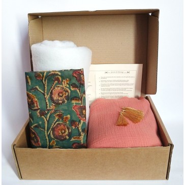 Kit de couture pour réaliser un plaid en coton indien fond vert fleurs rose et gaze de coton rose marsala.