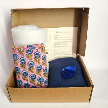 Kit de couture pour réaliser un plaid en indienne à petites fleurs bleues stylisées sur fond rose et gaze de coton bleue