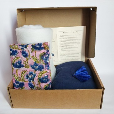Kit de plaid de couture fleurs bleues, tiges vertes sur fond rose et gaze de coton bleu indigo