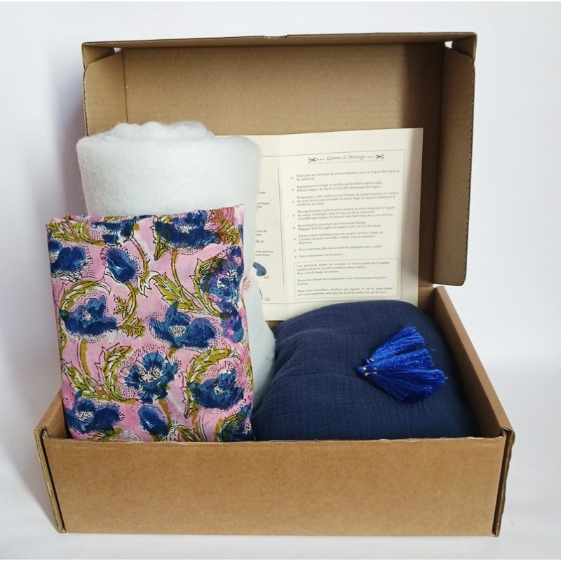 Kit de couture pour plaid à fleurs bleues et tiges vertes sur fond rose et gaze de coton bleu indigo