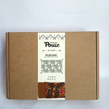 Box de couture pour coudre un plaid en indienne fleurie sur fond moutarde et gaze de coton havane.