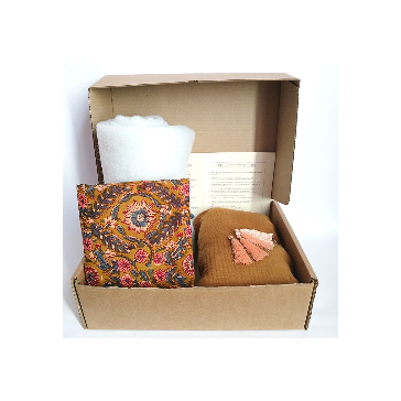 Kit de couture pour plaid en indienne fond moutarde guirlande de fleurs et gaze de coton havane.