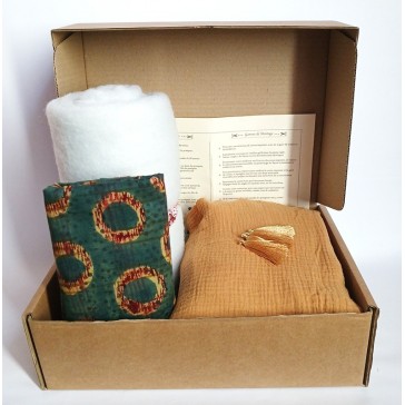 Kit de couture pour coudre un plaid en coton avec des ronds bordeaux et camel sur fond vert foncé et gaze de coton camel.